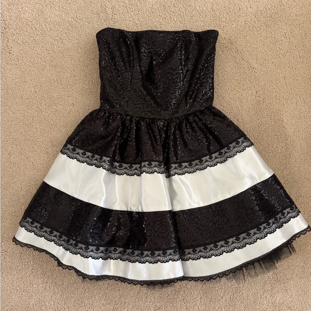 Elegant Black and White Jessica McClintock Mini Dress